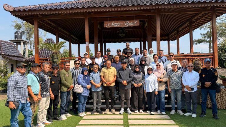 Gali Potensi Agrowisata, Pemkab Konawe Selatan Gelar Studi Lapangan Perkebunan Alpukat dan Tabulampot di Kediri