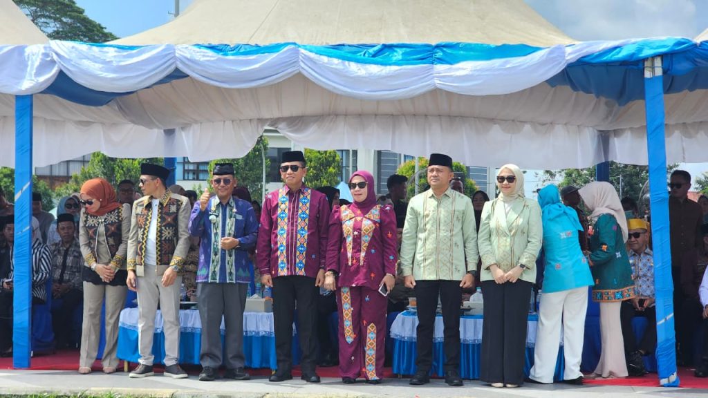 Bupati dan Wakil Bupati Konawe Selatan Hadiri Pawai Ta’aruf MTQ XXXI Sultra, Tampilkan Semangat “Konsel SETARA”
