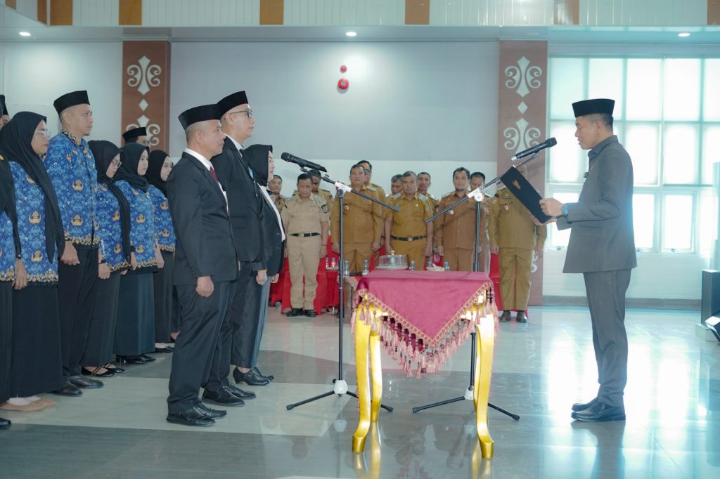 Lantik Pejabat Baru dan 130 PNS Fungsional, Bupati Konawe Selatan Ingatkan ASN Tidak Sekadar “Cari Muka” dan Wajib Inovatif
