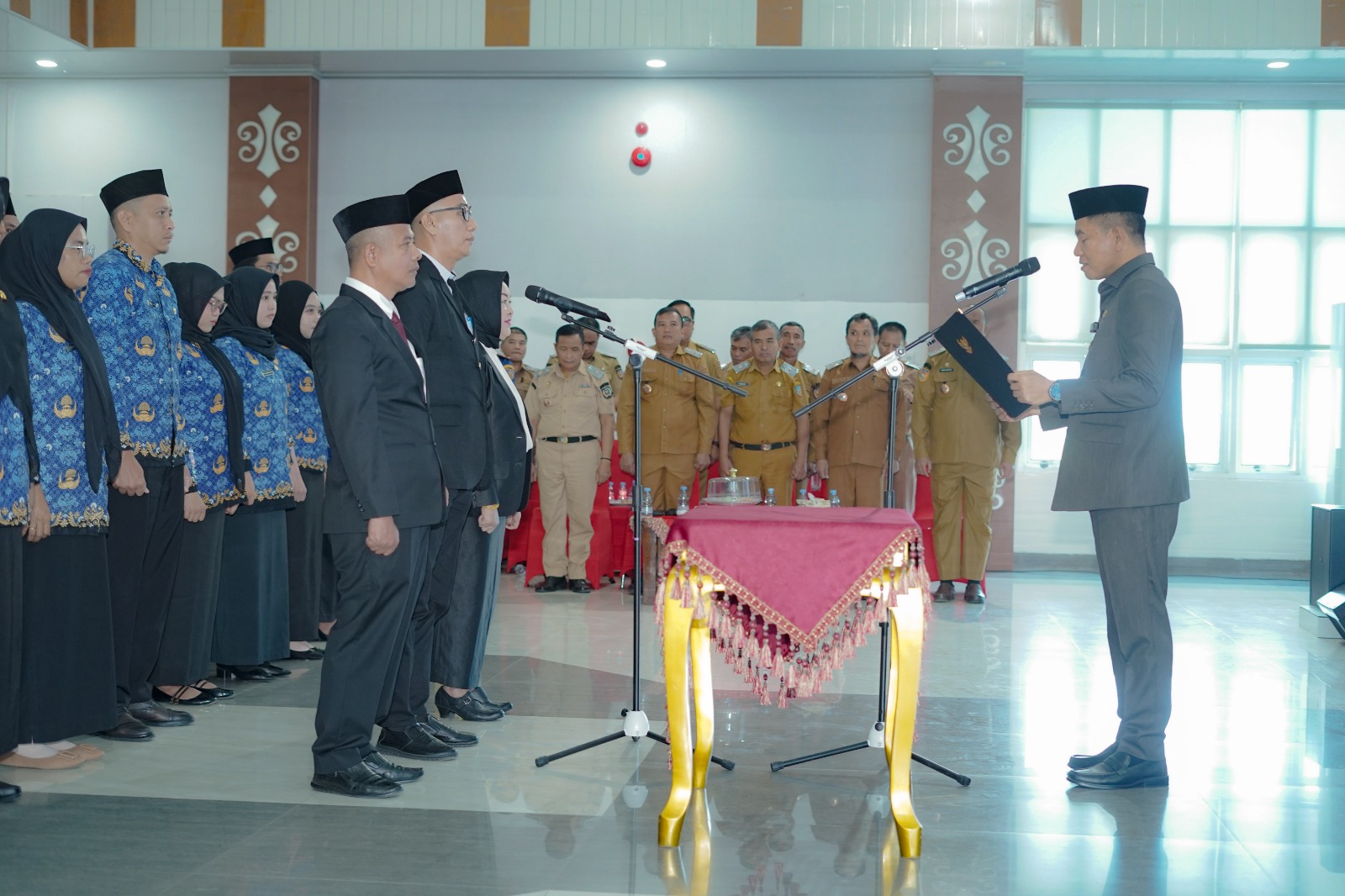 Lantik Pejabat Baru dan 130 PNS Fungsional, Bupati Konawe Selatan Ingatkan ASN Tidak Sekadar “Cari Muka” dan Wajib Inovatif