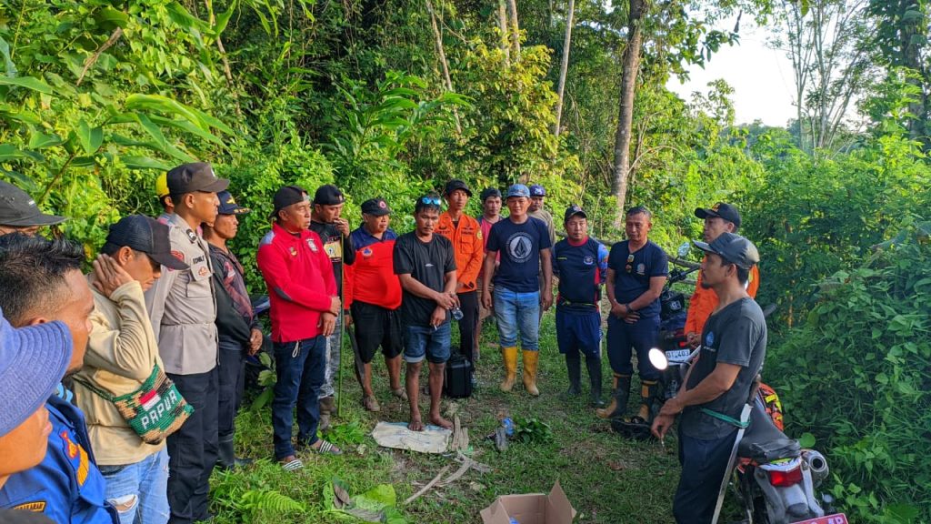 Damkar Konsel Gerak cepat Pencarian orang Hilang, Warga Berkebutuhan Khusus Desa Andoolo Ditemukan Selamat di Gubuk Perkebunan