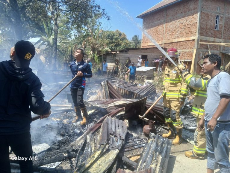 Terima Laporan Kebakaran Rumah, Damkarmat Konsel Langsung Terjun Kelokasi Padamkan Sijago Merah