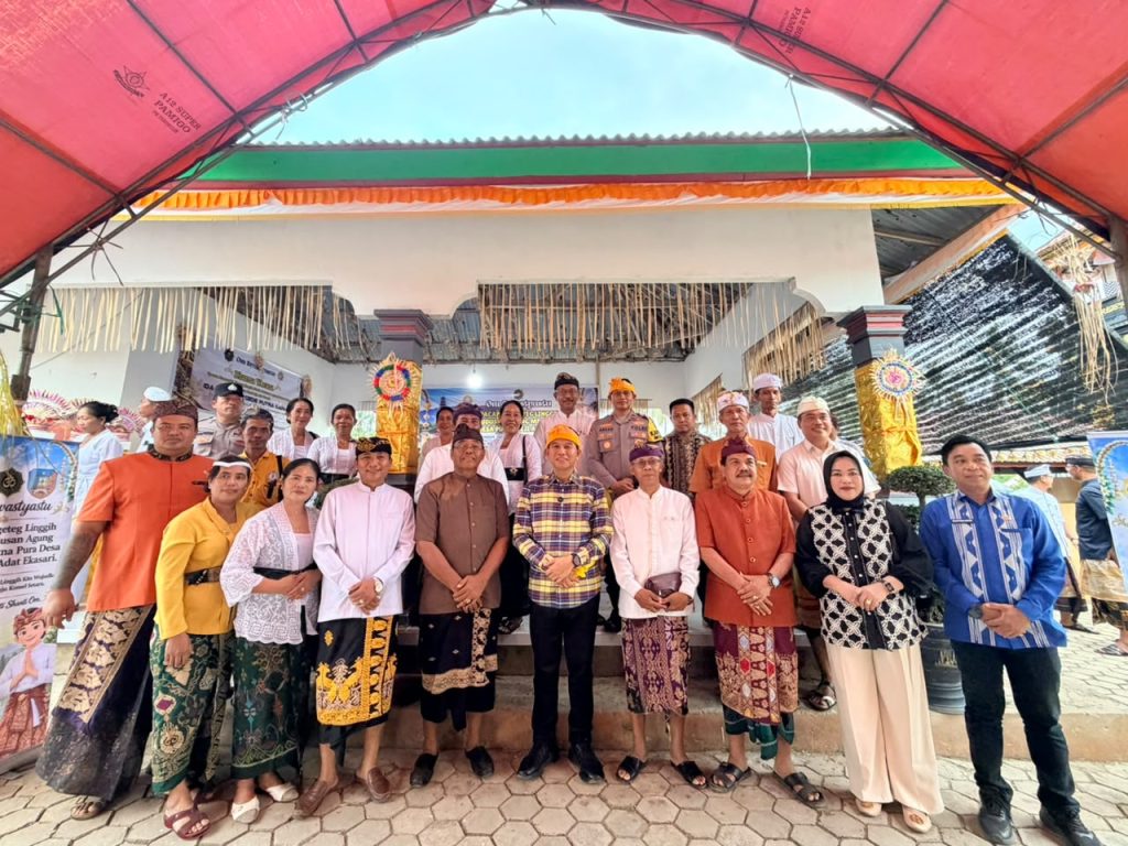 Bupati Irham Kalenggo Hadiri Upacara Ngenteg Linggih Pura Desa dan Puseh Desa Adat Eka Sari