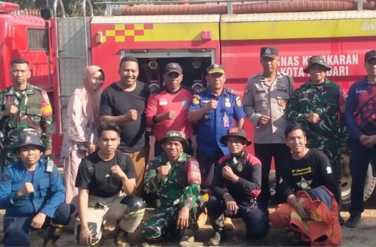 Damkarmat Konawe Selatan Padamkan Kebakaran Lahan Seluas 2 Hektare di Desa Puosu Jaya