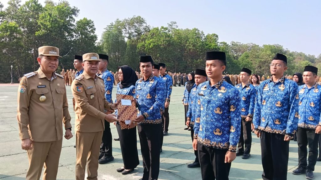Pemkab Konsel Serahkan SK Perpanjangan PPPK dan SK 100% PNS Purnapraja IPDN, Bupati Irham Kalenggo Tekankan Penerapan Manajemen Talenta