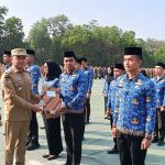 Pemkab Konsel Serahkan SK Perpanjangan PPPK dan SK 100% PNS Purnapraja IPDN, Bupati Irham Kalenggo Tekankan Penerapan Manajemen Talenta