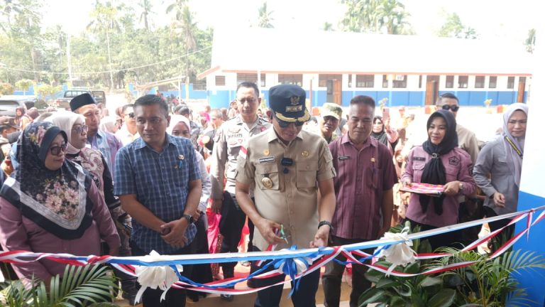 Bupati Irham Kalenggo Resmikan SD/SMP Satap 2 Konawe Selatan di Desa Sindang Kasih